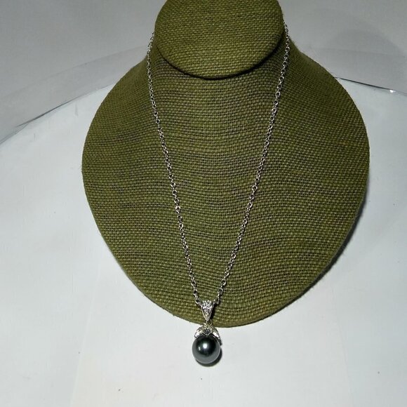 Women`s silver tone faux pearl crystal necklace. - Picture 4 of 5